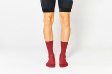 Lade das Bild in den Galerie-Viewer, FINGERSCROSSED Classic Merlot Socken
