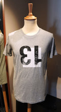 Lade das Bild in den Galerie-Viewer, La Machine T-Shirt Herren &quot;13&quot; Hellgrau
