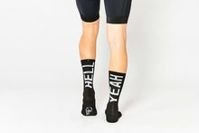 Lade das Bild in den Galerie-Viewer, FINGERSCROSSED Hell Yeah Socken, 2.0 Black
