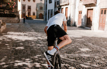 Lade das Bild in den Galerie-Viewer, Pedaled Cycling Chino Shorts - schwarz
